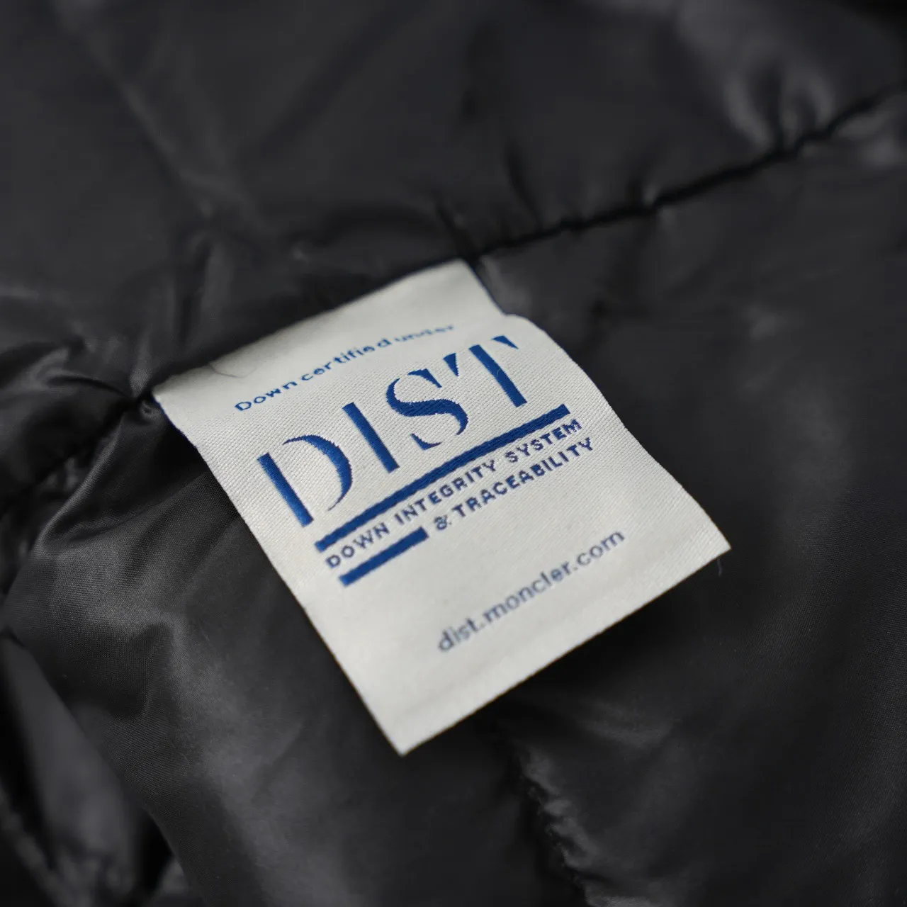 P390 Moncler/ 2026 70 、 。 DNA ， ， 。 Classic ， 、 。 Classic 70 。 Quality， 90 ，Premium Quality ， ，Black ！ Sizes M-3XL